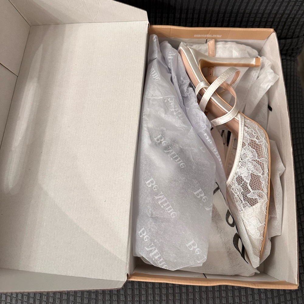 POINTED TOE HEELED PUMPS IN WHITE LACE -NWT - Picture 11 of 13